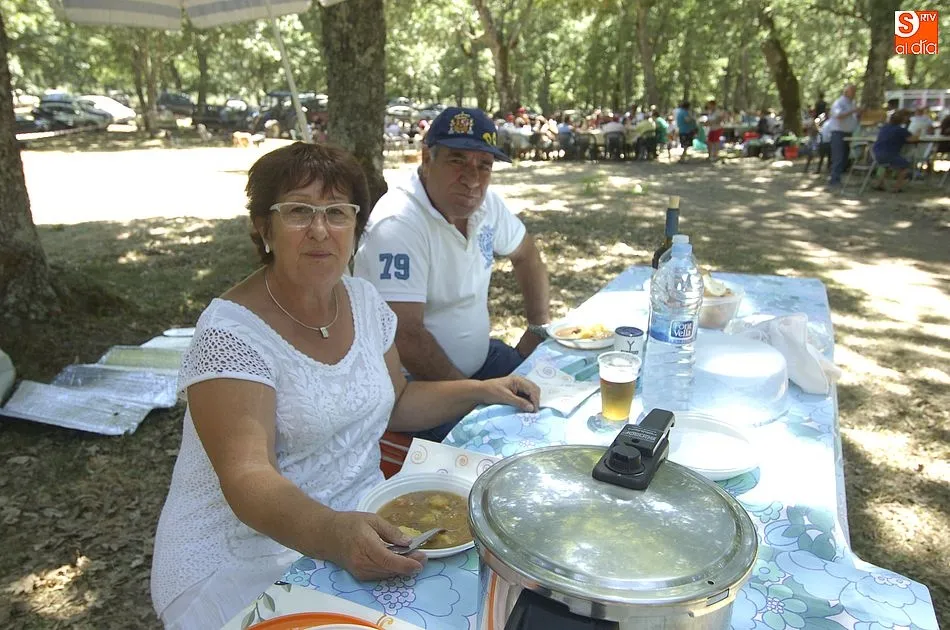 Foto 5 - Los vecinos de El Payo rematan sus fiestas de agosto con una caldereta popular  