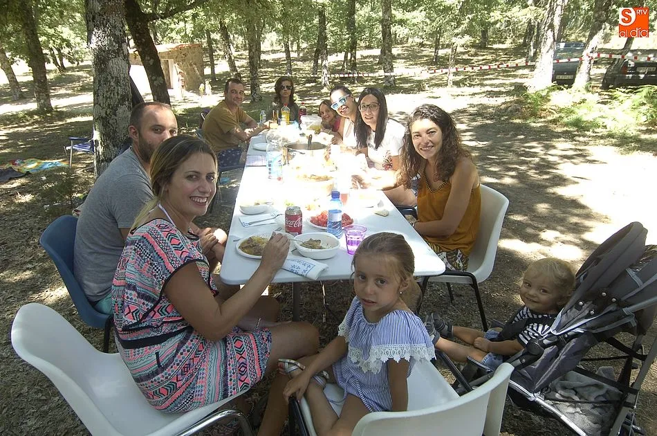 Foto 3 - Los vecinos de El Payo rematan sus fiestas de agosto con una caldereta popular  