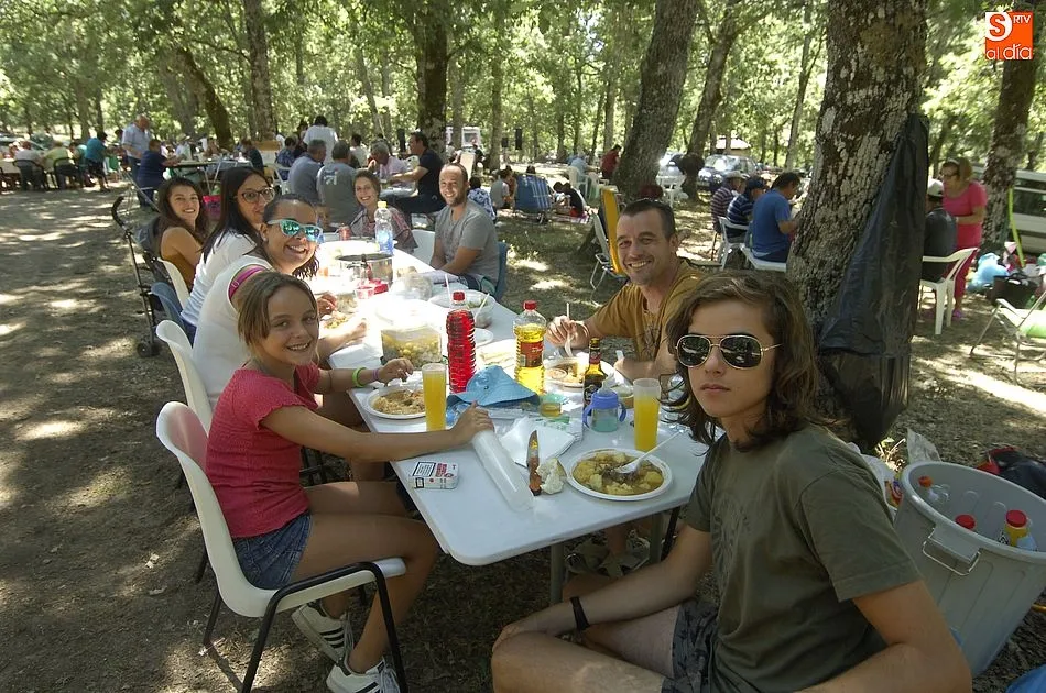 Foto 4 - Los vecinos de El Payo rematan sus fiestas de agosto con una caldereta popular  