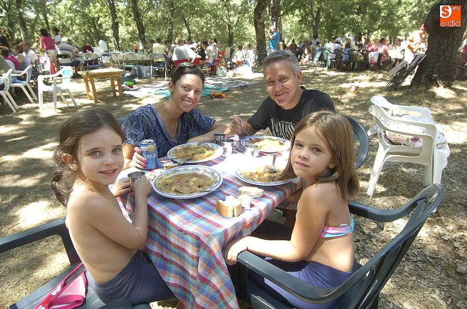 Foto 2 - Los vecinos de El Payo rematan sus fiestas de agosto con una caldereta popular  