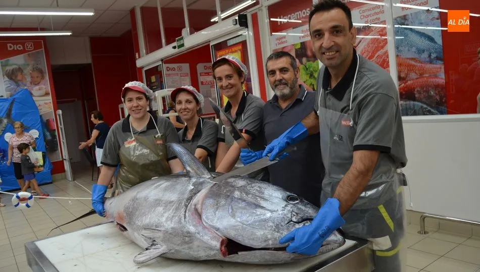 José Manuel Santarén y cuatro profesionales de la pescadería en el ronqueo del atún