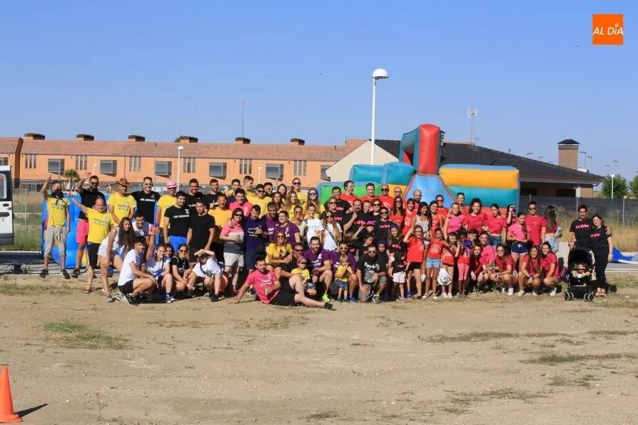 Vecinos de Castellanos de Moriscos posando durante las fiestas