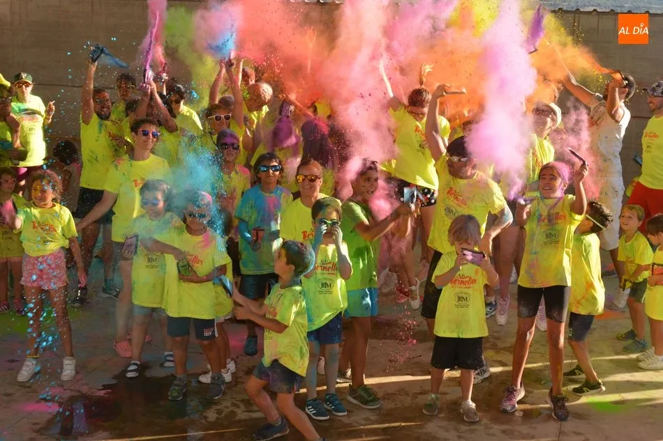 Explosión de color y alegría en el colofón a la carrera Bermellar a Colores / E. Corredera