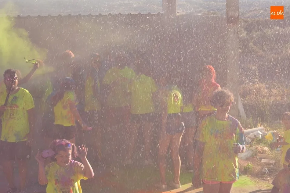 Foto 11 - Explosi&oacute;n de color, diversi&oacute;n y alegr&iacute;a en el inicio de las fiestas de Bermellar