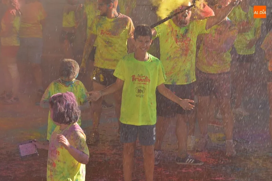 Foto 9 - Explosi&oacute;n de color, diversi&oacute;n y alegr&iacute;a en el inicio de las fiestas de Bermellar