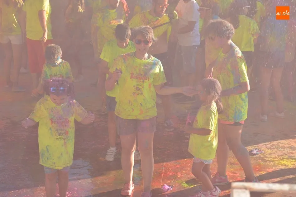 Foto 8 - Explosi&oacute;n de color, diversi&oacute;n y alegr&iacute;a en el inicio de las fiestas de Bermellar