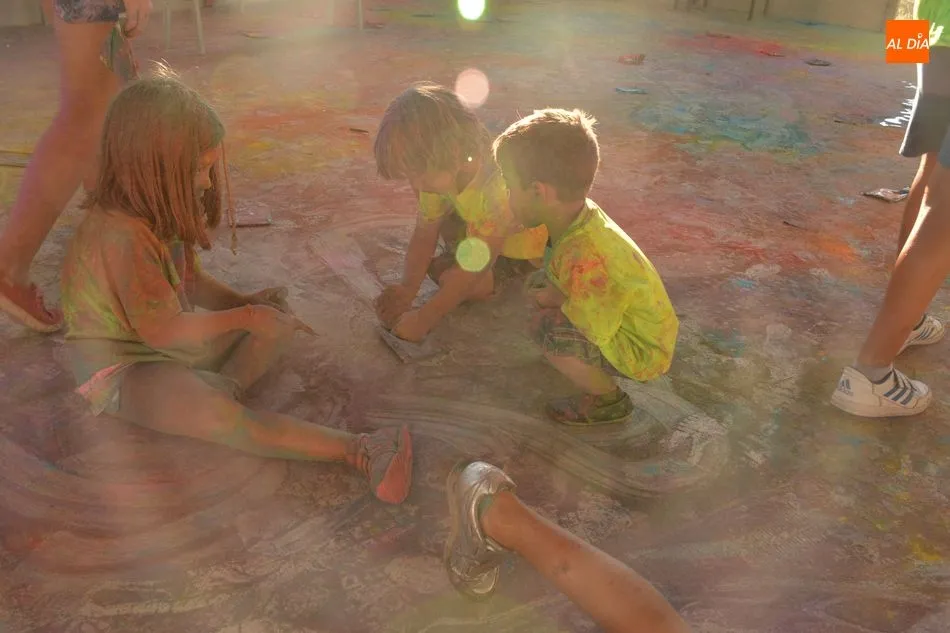 Foto 3 - Explosi&oacute;n de color, diversi&oacute;n y alegr&iacute;a en el inicio de las fiestas de Bermellar