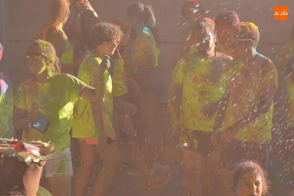 Foto 6 - Explosi&oacute;n de color, diversi&oacute;n y alegr&iacute;a en el inicio de las fiestas de Bermellar