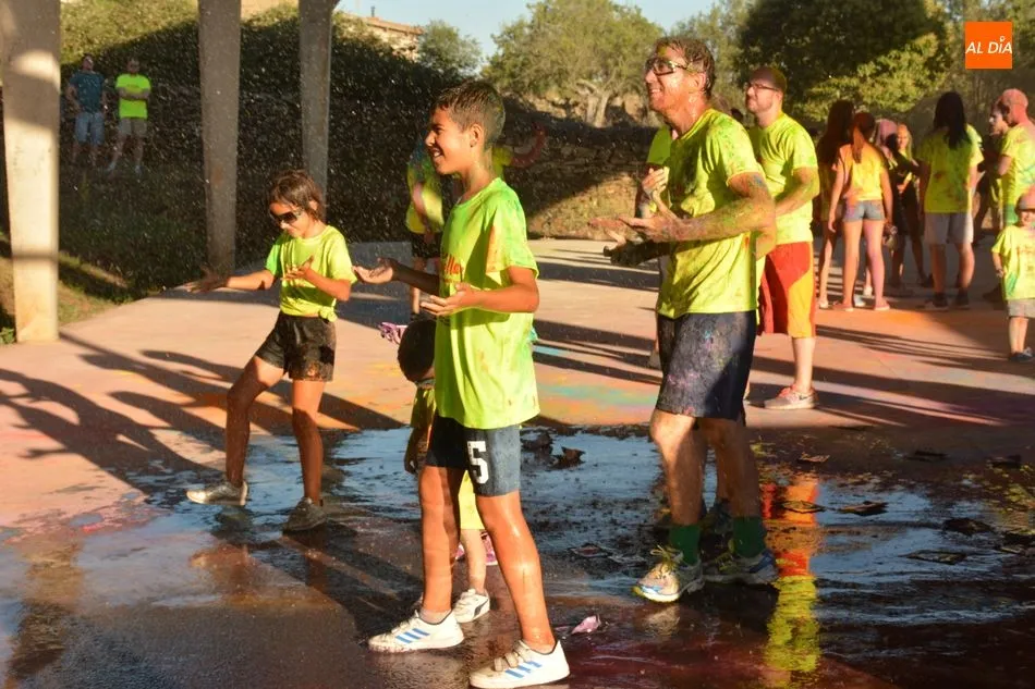 Foto 5 - Explosi&oacute;n de color, diversi&oacute;n y alegr&iacute;a en el inicio de las fiestas de Bermellar