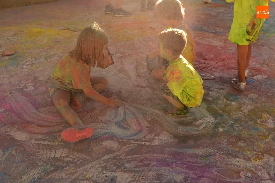 Foto 2 - Explosi&oacute;n de color, diversi&oacute;n y alegr&iacute;a en el inicio de las fiestas de Bermellar