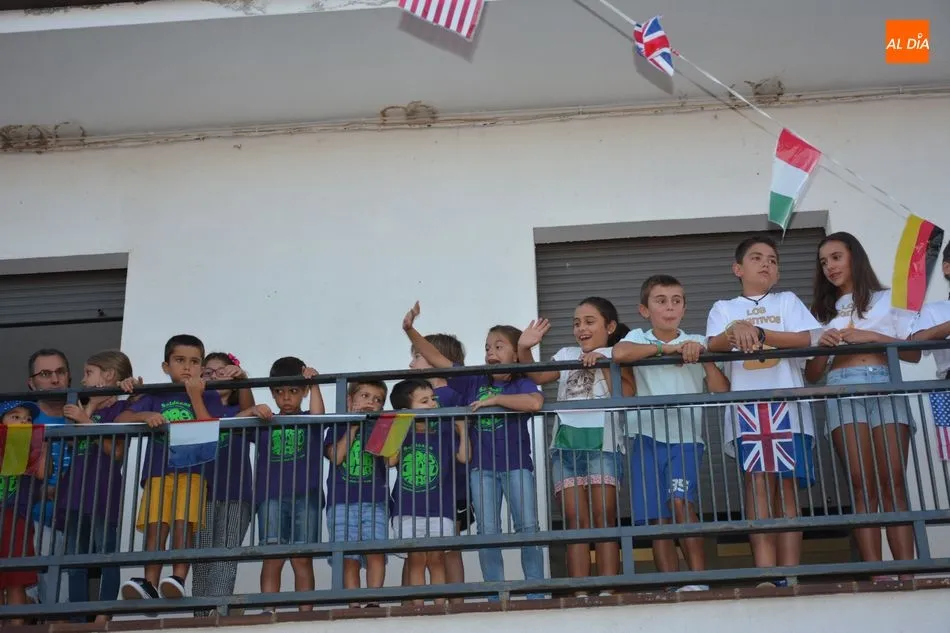 Los jóvenes pregoneros saludan desde el balcón al finalizar su intervención / E. Corredera