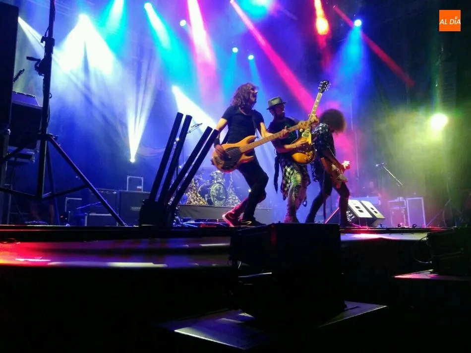 La Fuga llenó la Plaza Mayor de la villa en el tercer concierto de los festejos