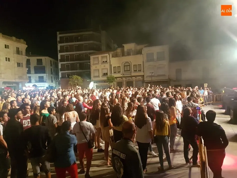 Foto 4 - La Fuga llena la Plaza Mayor con su m&uacute;sica