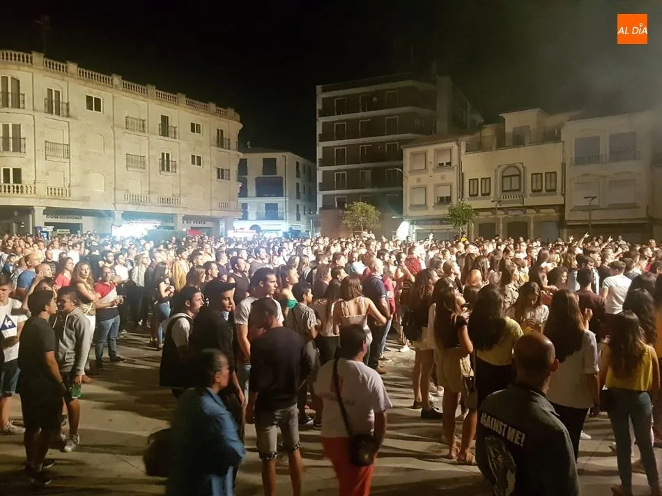 Foto 3 - La Fuga llena la Plaza Mayor con su m&uacute;sica