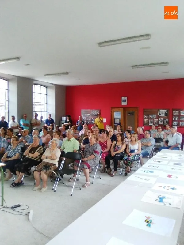 Foto 4 - Los vecinos celebran una jornada de exaltaci&oacute;n del bordado serrano