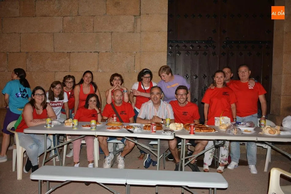 Foto 11 - La cena de las Pe&ntilde;as re&uacute;ne a los vecinos de todas las edades en la Plaza Mayor de La Fregeneda