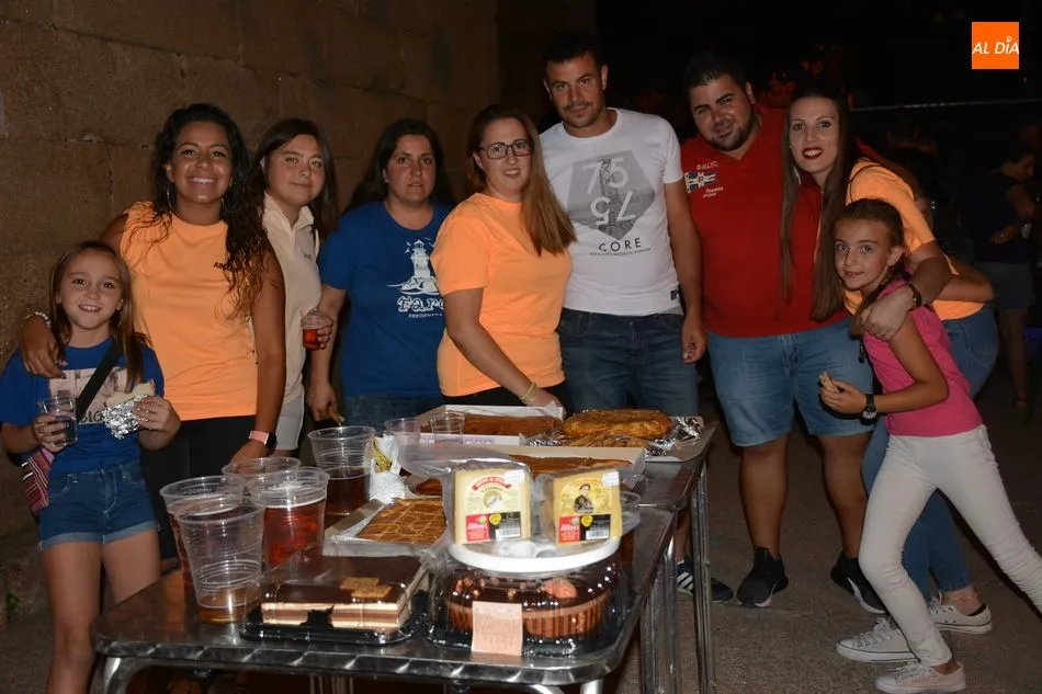 Foto 10 - La cena de las Pe&ntilde;as re&uacute;ne a los vecinos de todas las edades en la Plaza Mayor de La Fregeneda