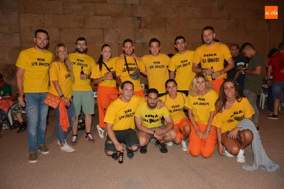 Foto 9 - La cena de las Pe&ntilde;as re&uacute;ne a los vecinos de todas las edades en la Plaza Mayor de La Fregeneda