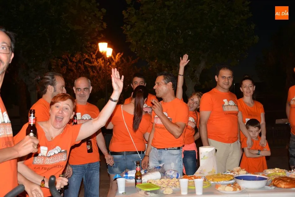 Foto 7 - La cena de las Pe&ntilde;as re&uacute;ne a los vecinos de todas las edades en la Plaza Mayor de La Fregeneda