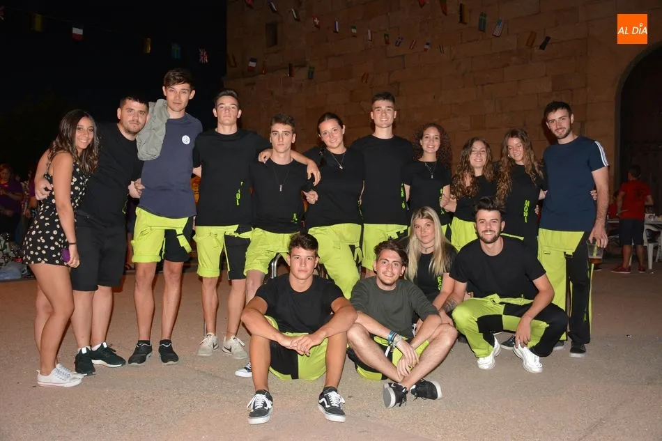 Foto 6 - La cena de las Pe&ntilde;as re&uacute;ne a los vecinos de todas las edades en la Plaza Mayor de La Fregeneda