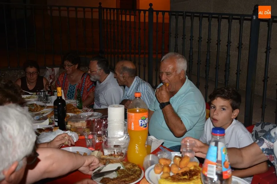 Foto 3 - La cena de las Pe&ntilde;as re&uacute;ne a los vecinos de todas las edades en la Plaza Mayor de La Fregeneda