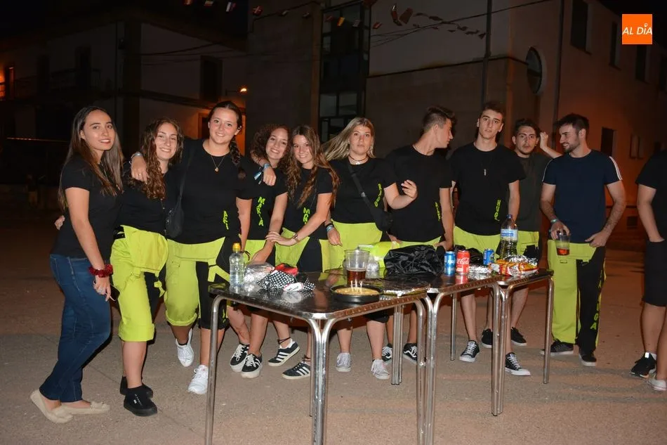 Foto 5 - La cena de las Pe&ntilde;as re&uacute;ne a los vecinos de todas las edades en la Plaza Mayor de La Fregeneda
