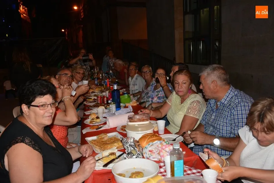 Foto 4 - La cena de las Pe&ntilde;as re&uacute;ne a los vecinos de todas las edades en la Plaza Mayor de La Fregeneda