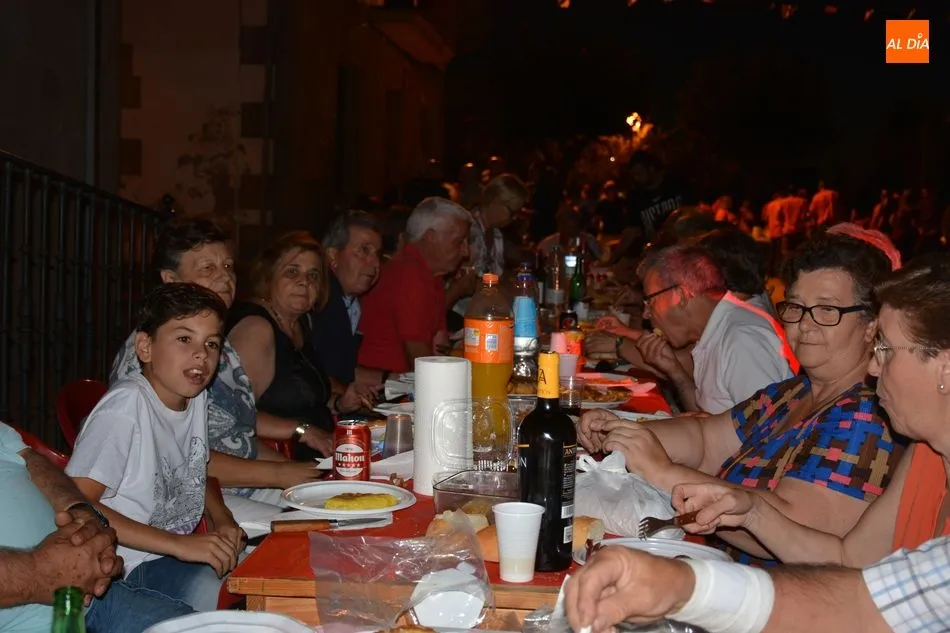 Foto 2 - La cena de las Pe&ntilde;as re&uacute;ne a los vecinos de todas las edades en la Plaza Mayor de La Fregeneda