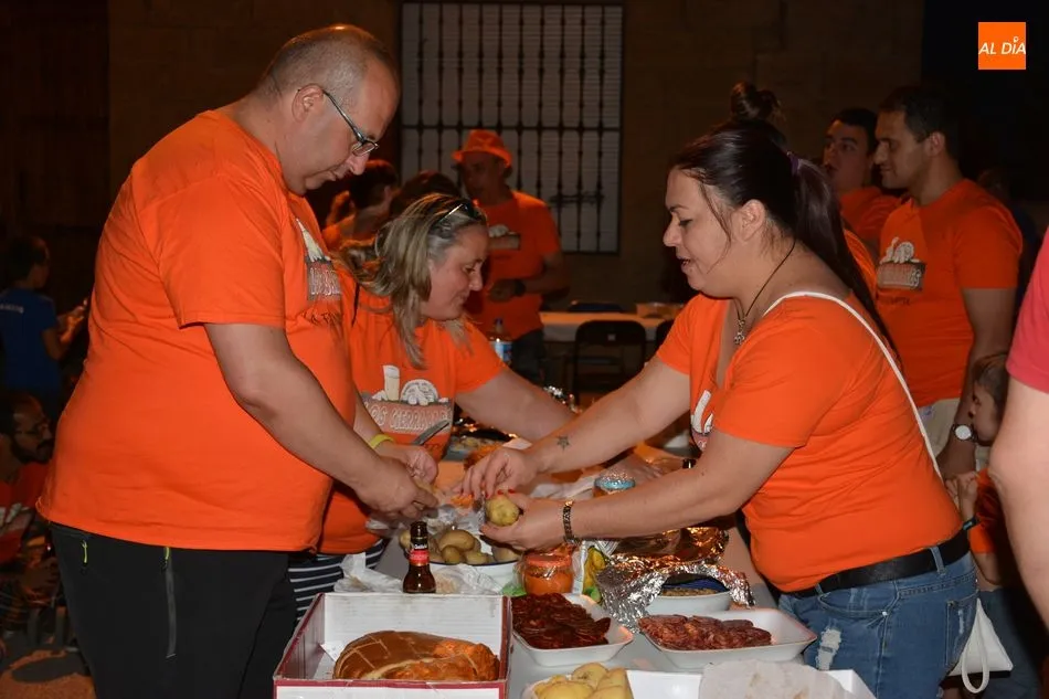 Foto 8 - La cena de las Pe&ntilde;as re&uacute;ne a los vecinos de todas las edades en la Plaza Mayor de La Fregeneda