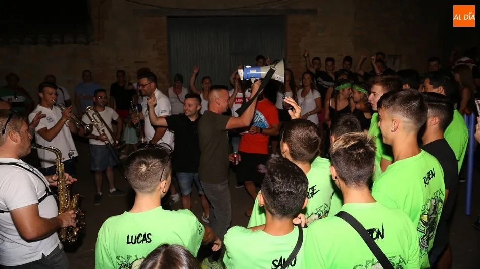 Las peñas animan el inicio de las fiestas