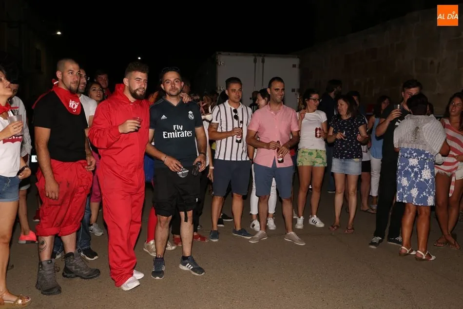 Foto 2 - Aldearrubia inicia sus fiestas con la concentraci&oacute;n de pe&ntilde;as y el preg&oacute;n