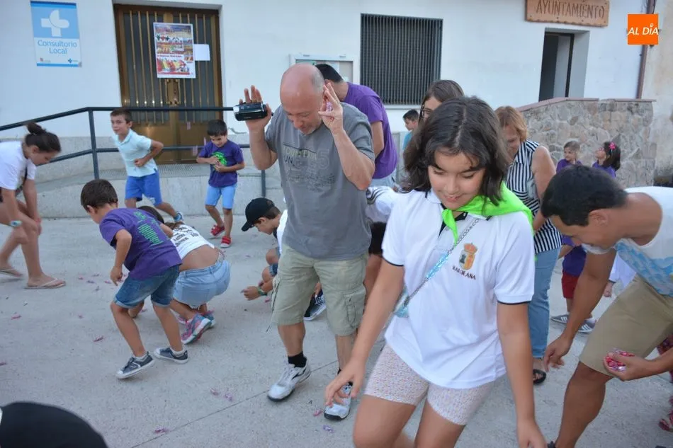 Foto 2 - Los ni&ntilde;os inauguran las fiestas de Saldeana con un entra&ntilde;able preg&oacute;n reivindicativo de la vida...