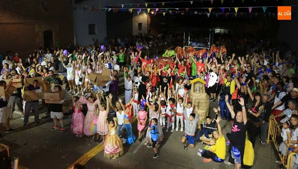 Vecinos de Castellanos de Moriscos en el concurso de disfraces / Foto: Alberto Martín.