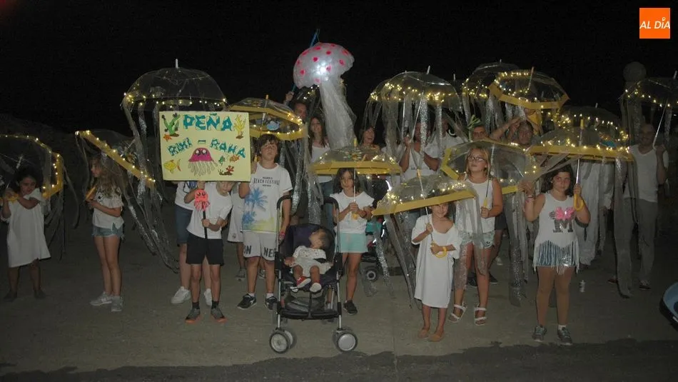 Este viernes arrancaban las fiestas de ‘Las Madrinas’ en Fuentes de Masueco con un divertido desfile de peñas / SILVESTRE