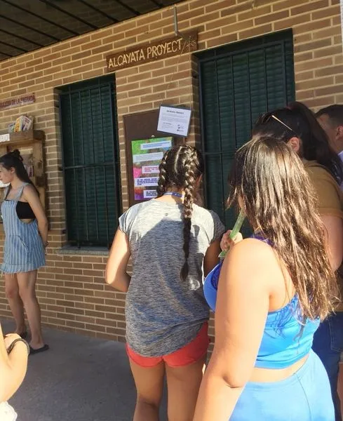 Foto 2 - Los j&oacute;venes de Carbajosa inauguran el punto de exposici&oacute;n e intercambio de arte &lsquo;AlcaYata...