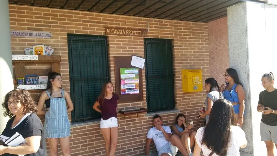 Jóvenes de Carbajosa en el punto de exposición e intercambio de arte AlcaYata ProYect.