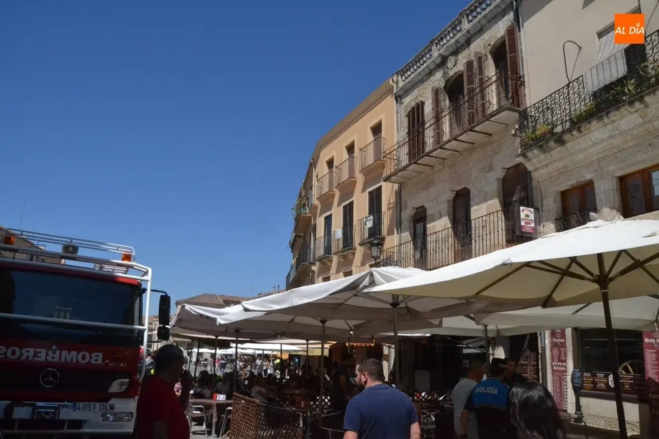 Foto 7 - Gran sobresalto en la Plaza Mayor al echar a arder una sart&eacute;n en la cocina de una vivienda  