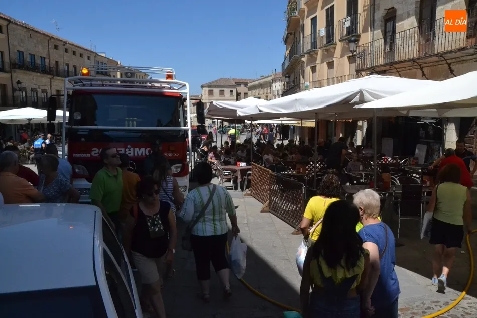 Foto 9 - Gran sobresalto en la Plaza Mayor al echar a arder una sart&eacute;n en la cocina de una vivienda  