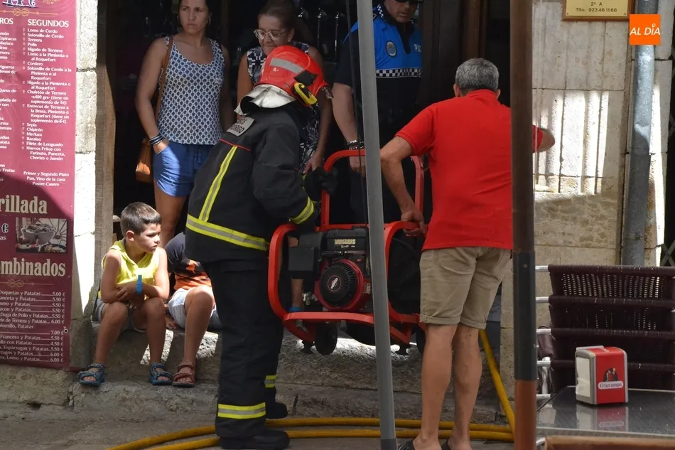 Foto 6 - Gran sobresalto en la Plaza Mayor al echar a arder una sart&eacute;n en la cocina de una vivienda  