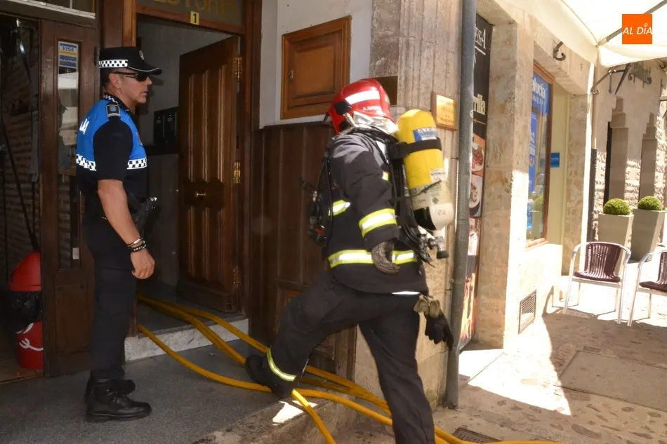 Foto 2 - Gran sobresalto en la Plaza Mayor al echar a arder una sart&eacute;n en la cocina de una vivienda  