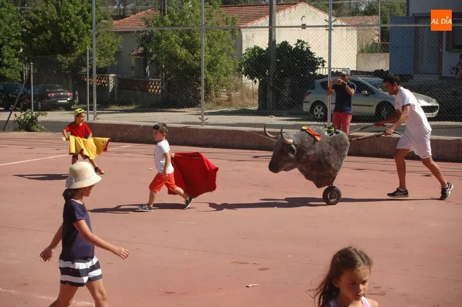 Foto 11 - Peque&ntilde;os y mayores disfrutan de los carretones en Saldeana  