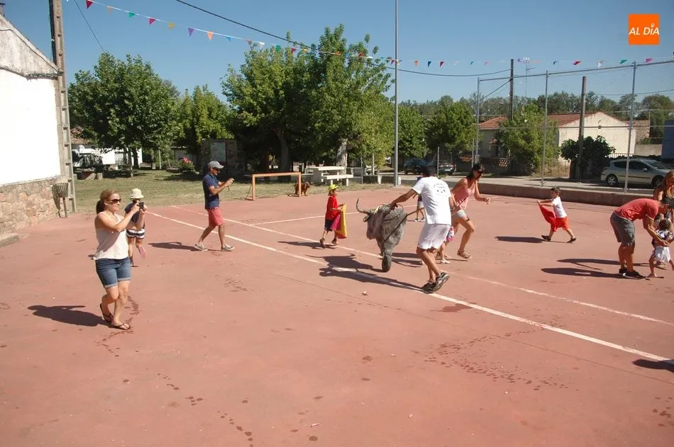 Foto 10 - Peque&ntilde;os y mayores disfrutan de los carretones en Saldeana  