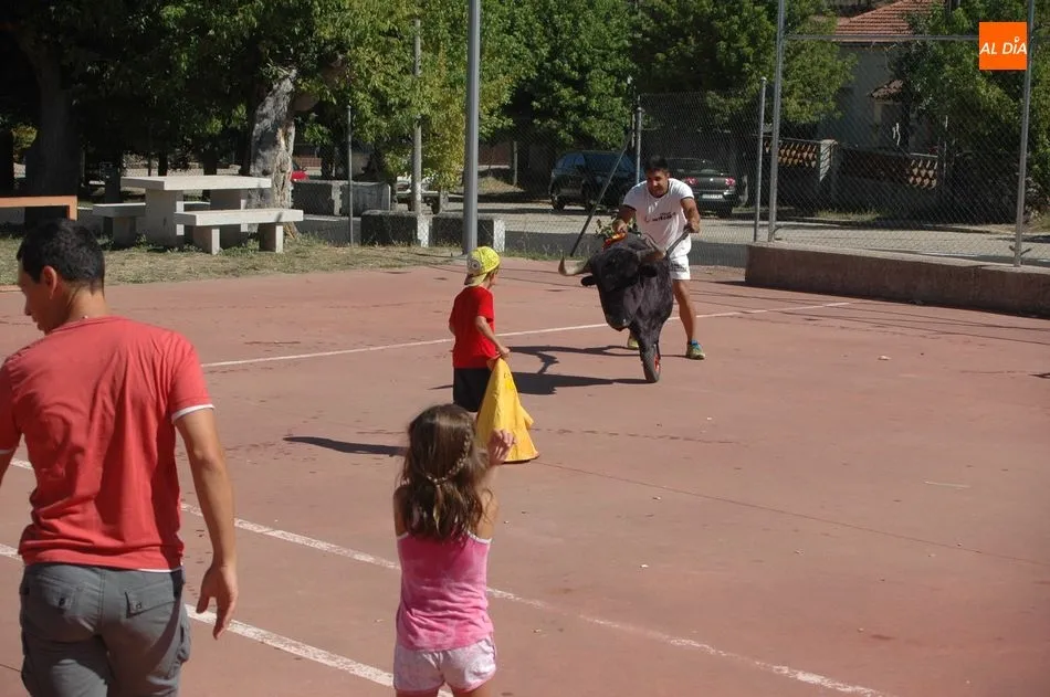 Foto 9 - Peque&ntilde;os y mayores disfrutan de los carretones en Saldeana  