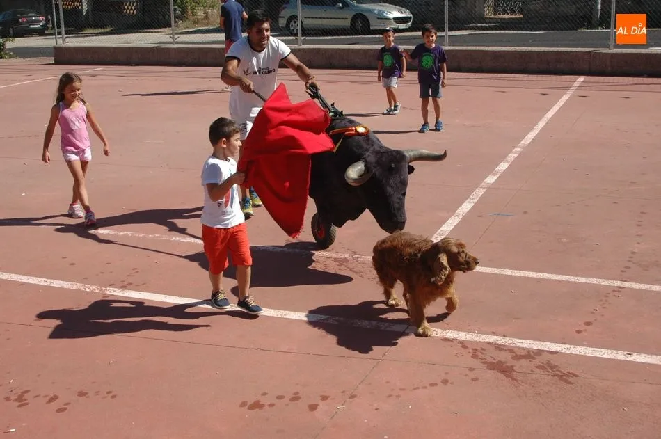 Foto 8 - Peque&ntilde;os y mayores disfrutan de los carretones en Saldeana  