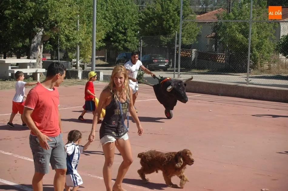 Foto 7 - Peque&ntilde;os y mayores disfrutan de los carretones en Saldeana  