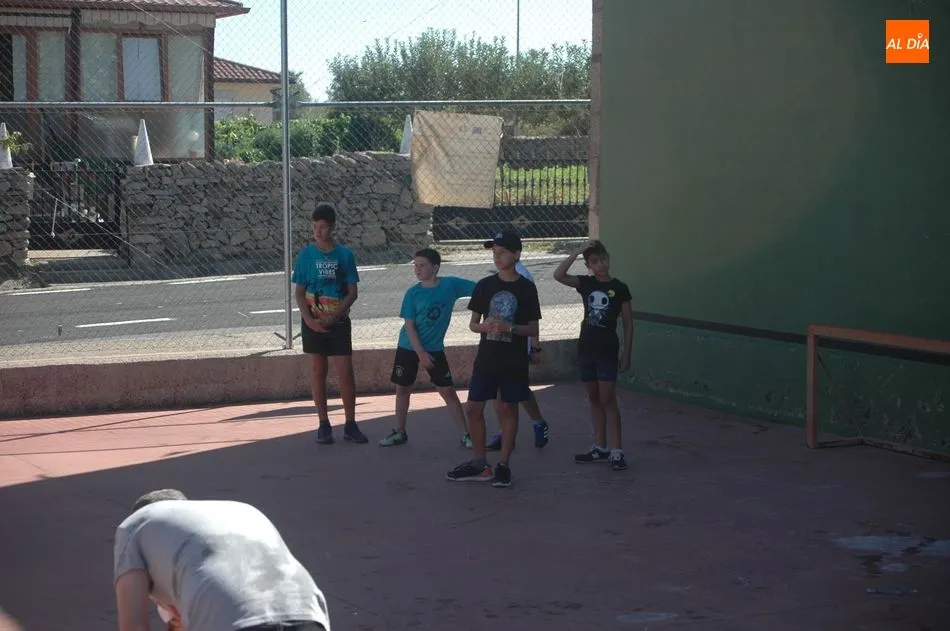 Foto 6 - Peque&ntilde;os y mayores disfrutan de los carretones en Saldeana  