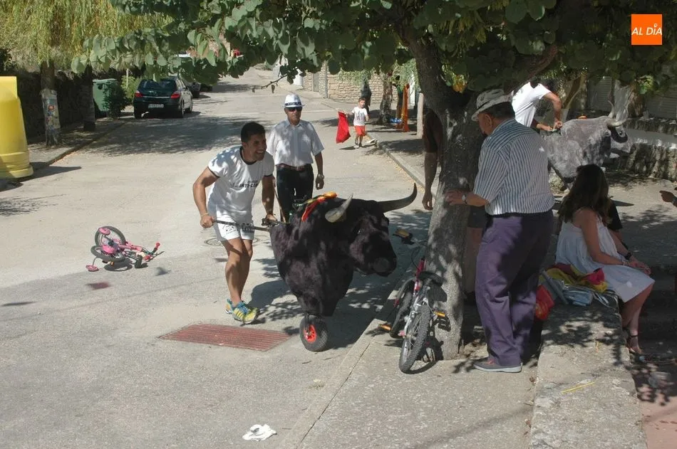 Foto 5 - Peque&ntilde;os y mayores disfrutan de los carretones en Saldeana  