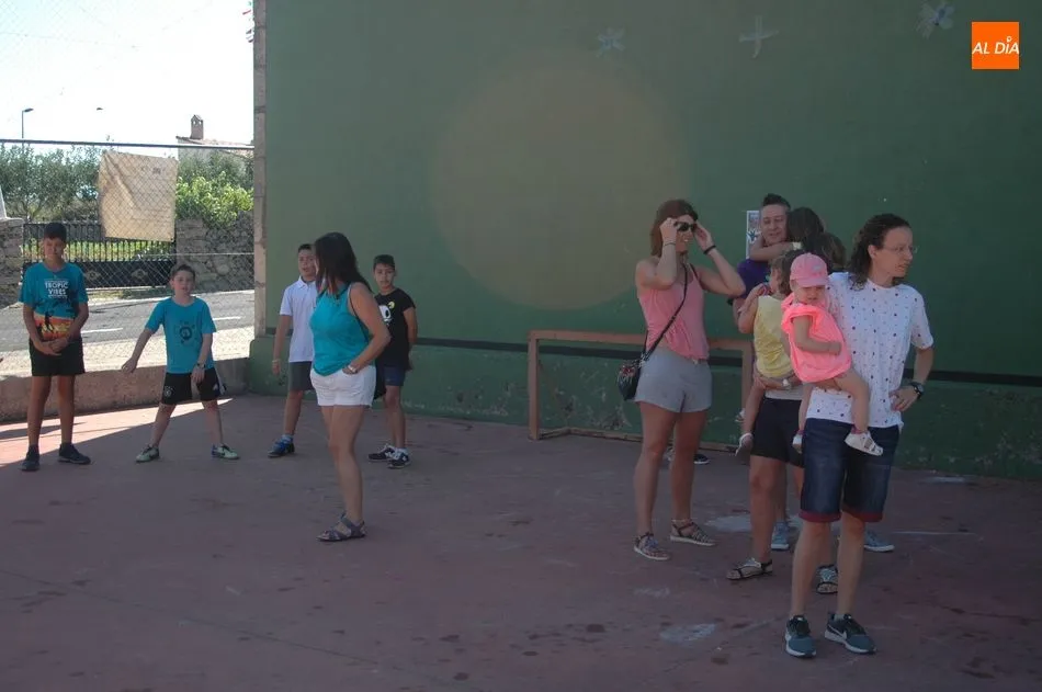 Foto 3 - Peque&ntilde;os y mayores disfrutan de los carretones en Saldeana  