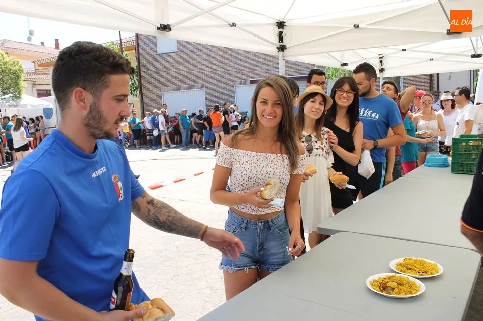 Foto 9 - Buen yantar por San Lorenzo con una rica paella de 600 raciones en Roll&aacute;n