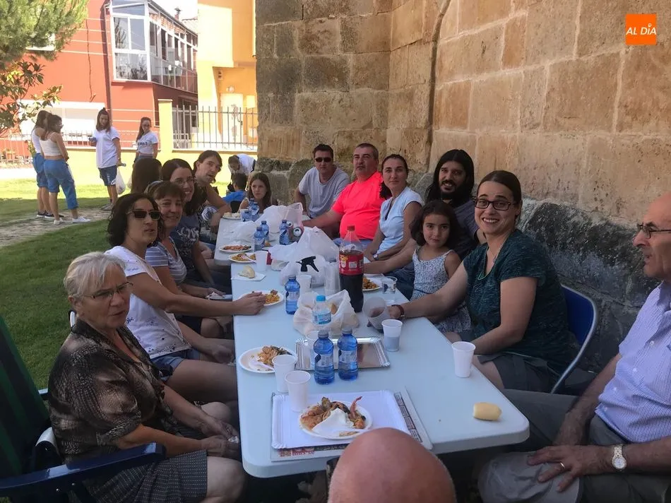Foto 11 - Los vecinos de Castellanos de Moriscos comparten una sabrosa paella